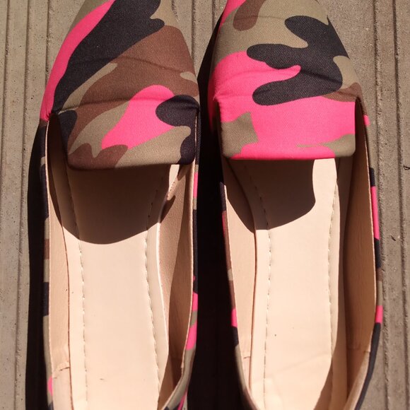 ✨ Pink Camo Flats - Size 44 (Women’s) ✨ - Picture 2 of 3
